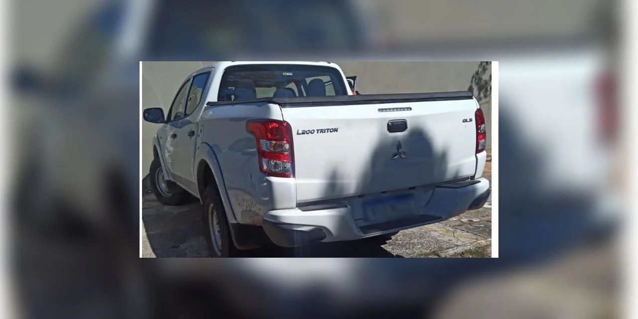 Suspeito de roubo foge ao avistar a PM e camionete é apreendida