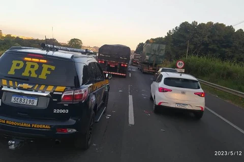 Engavetamento com cinco veículos deixa duas pessoas feridas próximo ao arroio da Ronda, em PG