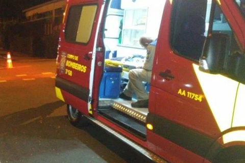 Rapaz leva facada na madrugada, em PG