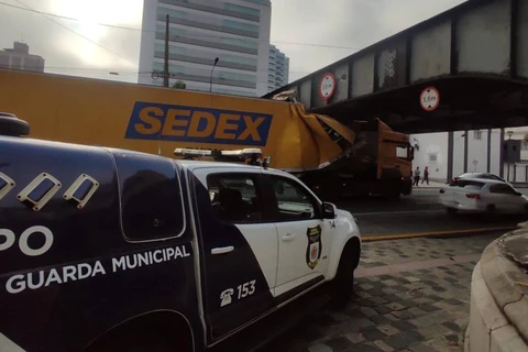 Caminhão terceirizado dos Correios entala em ponte de Curitiba