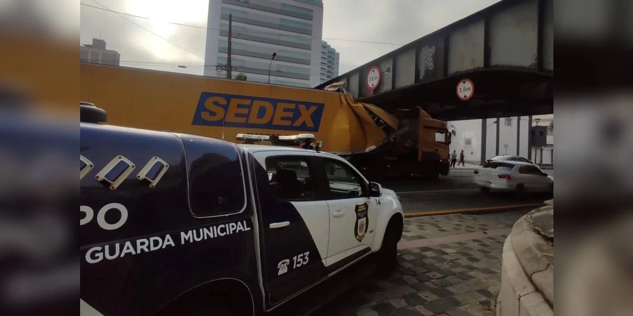 Caminhão terceirizado dos Correios entala em ponte de Curitiba