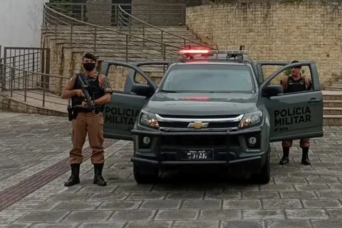 Ladrões interceptam carro, roubam malote com dinheiro, em PG