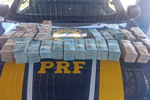 Polícia encontra mais de R$ 700 mil em "airbag" de carro no Paraná