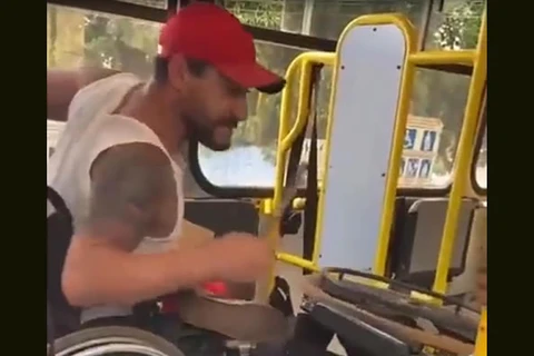 Vídeo mostra briga entre cadeirantes dentro de ônibus no MS