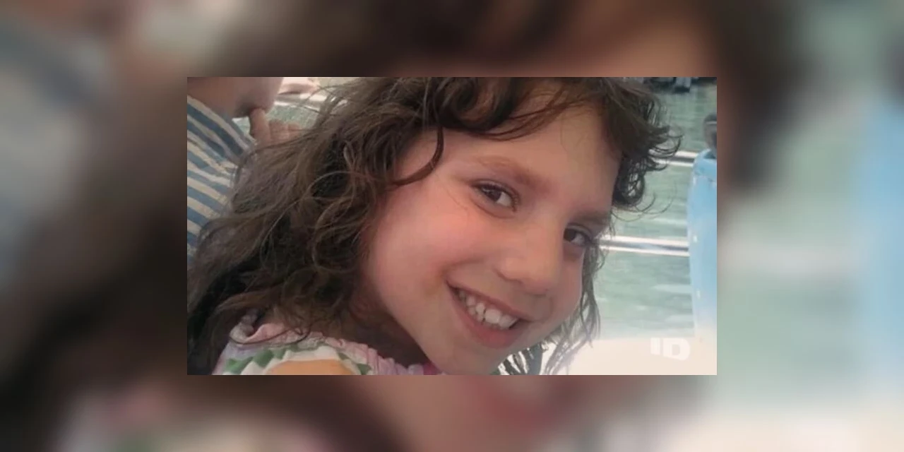 Adulta ‘disfarçada de criança’ aterroriza casal que a adotou nos EUA