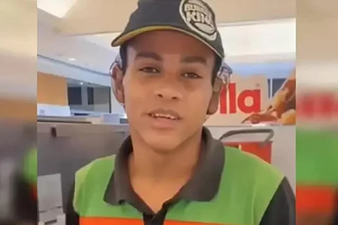 Funcionário do Burger King diz ter urinado na roupa por não poder deixar quiosque; vídeo