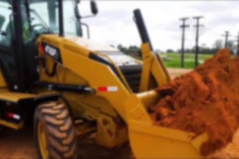 Trio faz refém e rouba retroescavadeira em empresa de PG