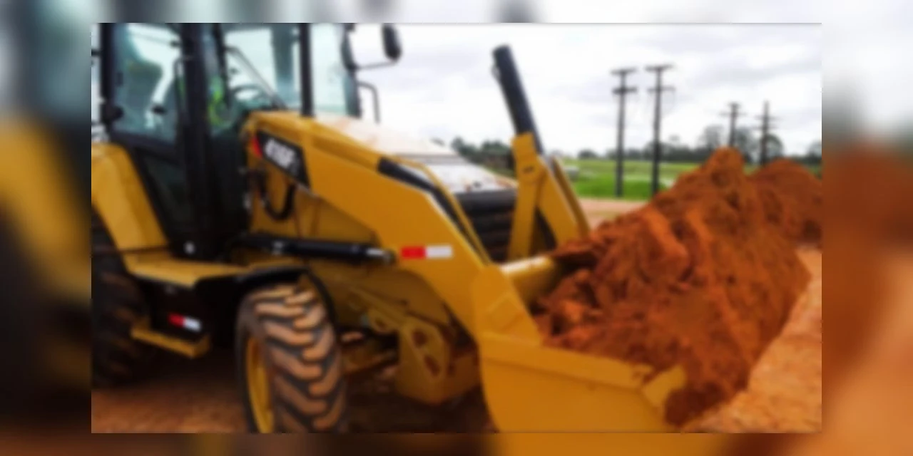 Trio faz refém e rouba retroescavadeira em empresa de PG