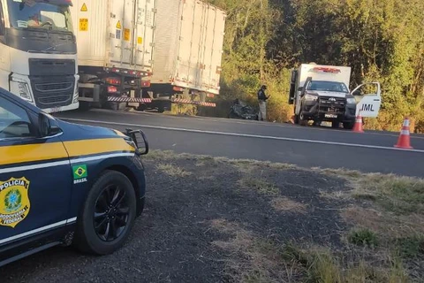 Três pessoas morrem em acidente entre caminhão e automóvel na BR-277, em Palmeira
