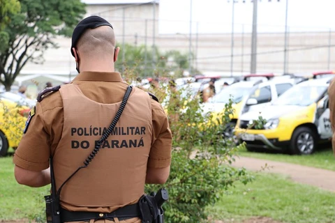 Policial pede lanche em aplicativo, consulta nome do entregador e descobre que ele era foragido