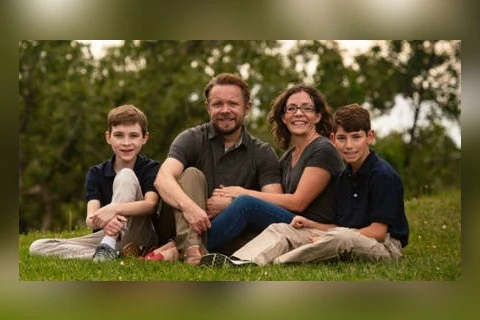 Família faz teste de DNA por diversão e descobre que filho é de outro pai