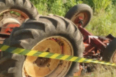 Trator tomba e mata trabalhador em propriedade rural de Castro