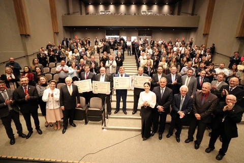 Assembleia Legislativa do Paraná homenageia personalidades de Ponta Grossa