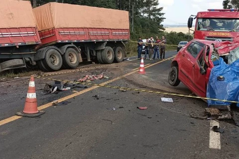 Colisão frontal entre carreta e automóvel deixa dois mortos em Teixeira Soares