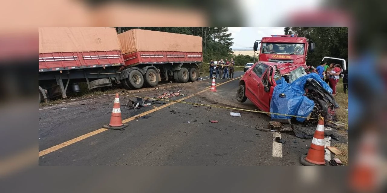 Colisão frontal entre carreta e automóvel deixa dois mortos em Teixeira Soares