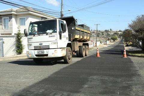 Prefeitura aplica nova camada de revestimento em ruas de Vila Oficinas