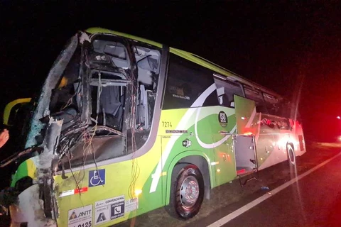 Colisão entre ônibus e caminhão deixa uma pessoa morta e quatro feridos, em Tibagi
