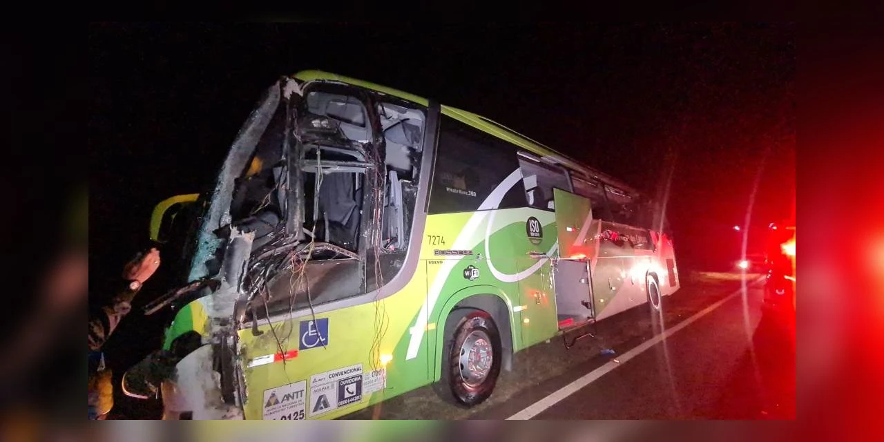 Colisão entre ônibus e caminhão deixa uma pessoa morta e quatro feridos, em Tibagi