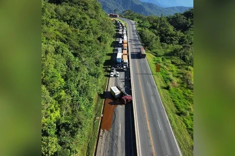 Caminhão tomba e interdita totalmente BR-277, sentido Paranaguá