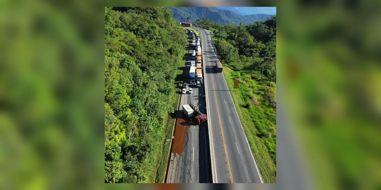 Caminhão tomba e interdita totalmente BR-277, sentido Paranaguá