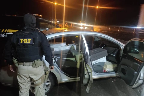 PRF apreende 300 litros de vinho de origem estrangeira, em Guarapuava