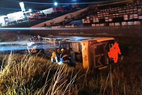 Colisão entre ônibus e automóvel deixa duas pessoas mortas e três gravemente feridas na BR-116, no Paraná