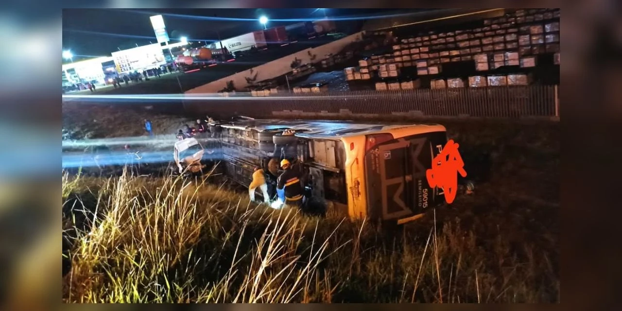 Colisão entre ônibus e automóvel deixa duas pessoas mortas e três gravemente feridas na BR-116, no Paraná