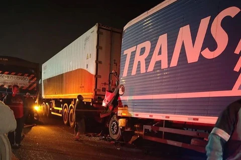 Colisão entre três caminhões deixa uma vítima fatal, na BR-376, em Palmeira