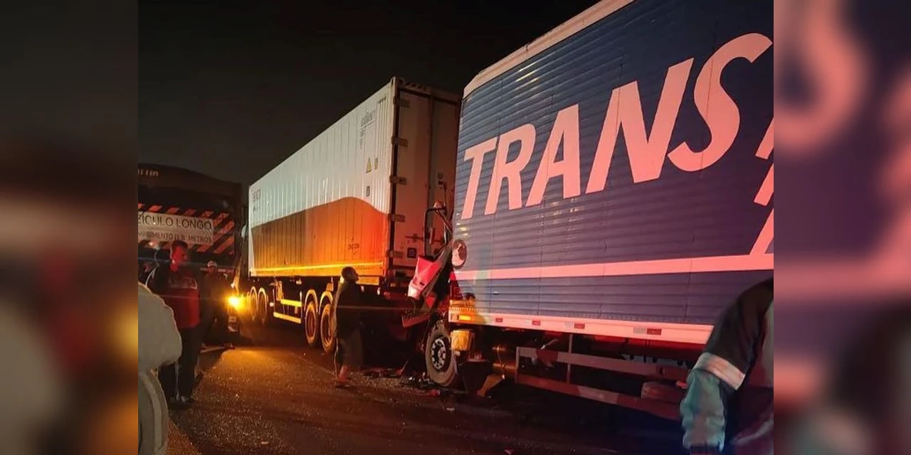 Colisão entre três caminhões deixa uma vítima fatal, na BR-376, em Palmeira