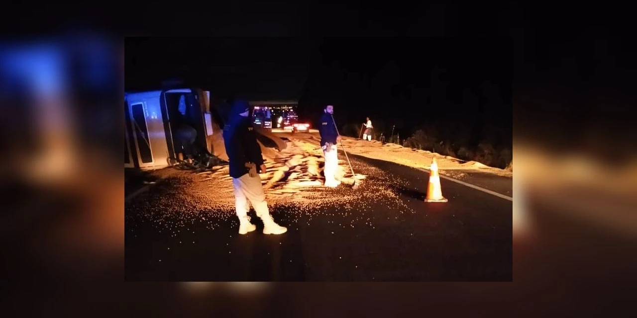 Caminhão carregado de soja tomba na BR-376 em PG e deixa rodovia em meia pista