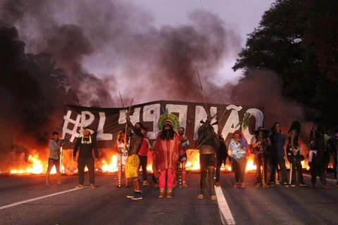PM atira bombas de gás contra protesto indígena e libera rodovia em SP