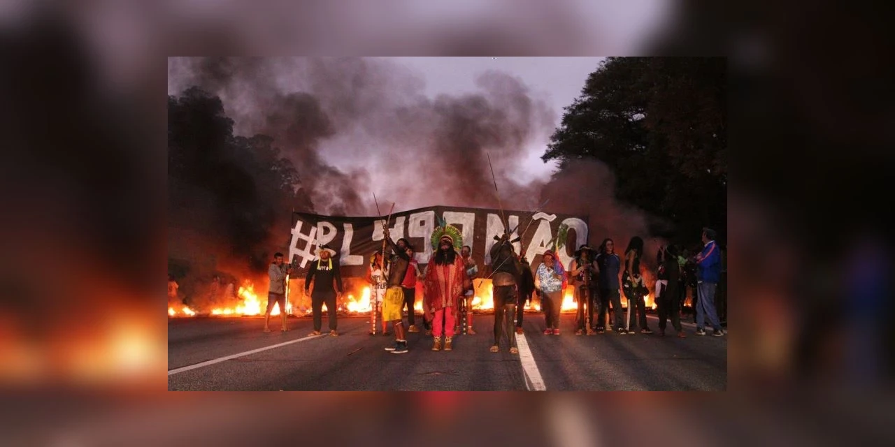 PM atira bombas de gás contra protesto indígena e libera rodovia em SP