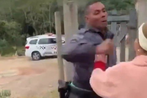 Vídeo mostra PM dando soco no rosto de idosa durante abordagem, em SP