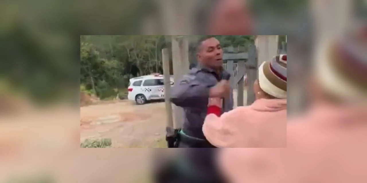 Vídeo mostra PM dando soco no rosto de idosa durante abordagem, em SP