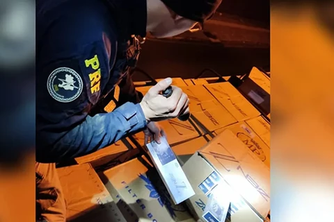 Caminhão carregado com cerca de 450 mil maços de cigarros contrabandeados é apreendido, em Ponta Grossa