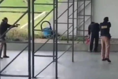 Vídeo: homem armado com facas ameaça pessoas no meio da rua em Carambeí