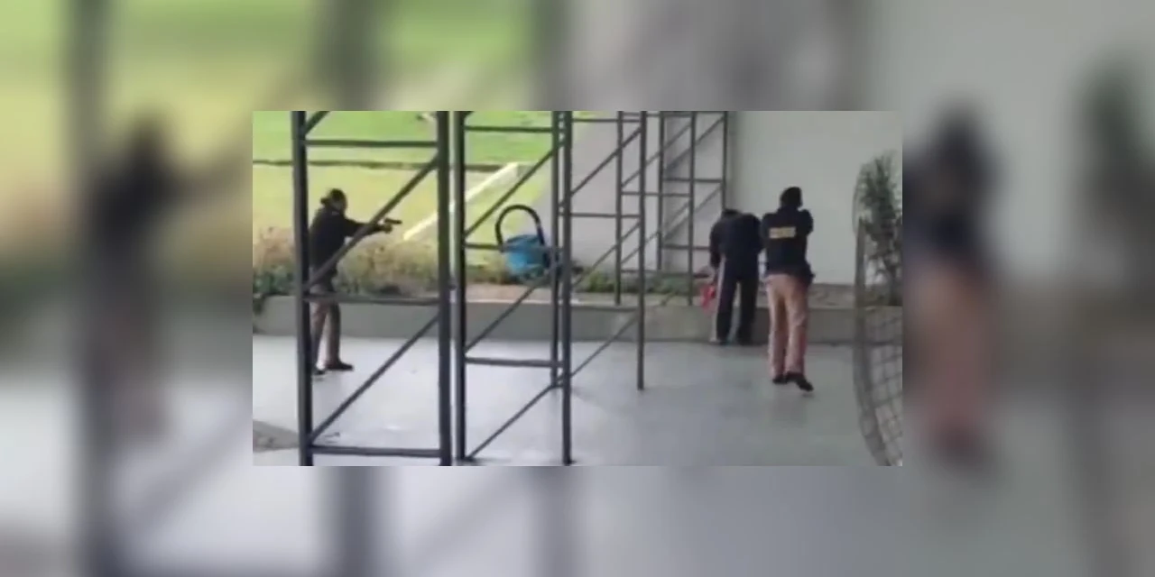 Vídeo: homem armado com facas ameaça pessoas no meio da rua em Carambeí