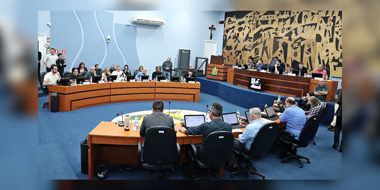 Ministério Público pede esclarecimentos à Câmara de Ponta Grossa sobre reajuste e vale-alimentação para vereadores