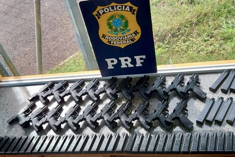 PRF prende casal com 20 pistolas turcas no Paraná; assista o video!