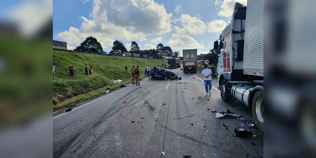 Helicoptero do Samu faz resgate de vitimas após acidente na BR-277, em Balsa Nova