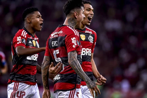 Flamengo luta até o fim e vence o Racing por 2 a 1 no Maraca