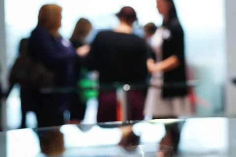 Homem marca encontro com mulher que conheceu por aplicativo de namoro e ela leva 23 parentes juntos