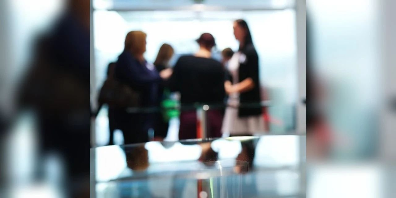 Homem marca encontro com mulher que conheceu por aplicativo de namoro e ela leva 23 parentes juntos