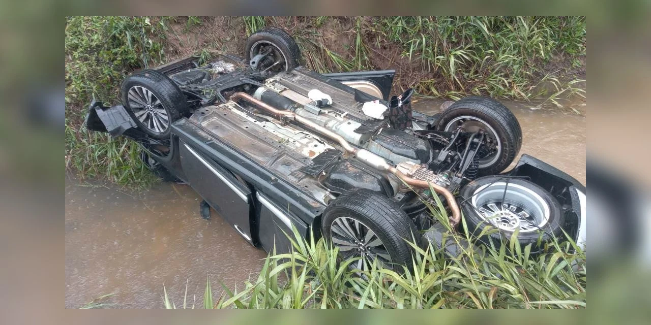 Duas pessoas morrem após carro cair dentro de córrego em Tibagi