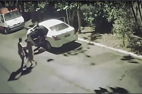 Casal é assaltado enquanto fazia amor no carro; bandidos fizeram os dois descerem pelados