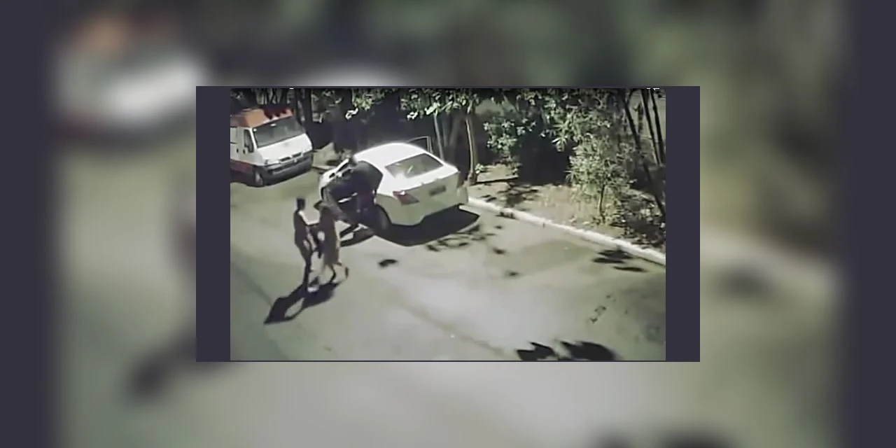 Casal é assaltado enquanto fazia amor no carro; bandidos fizeram os dois descerem pelados