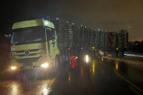 Motociclista fica gravemente ferido após colidir contra caminhão na PR-151, em Jaguariaíva