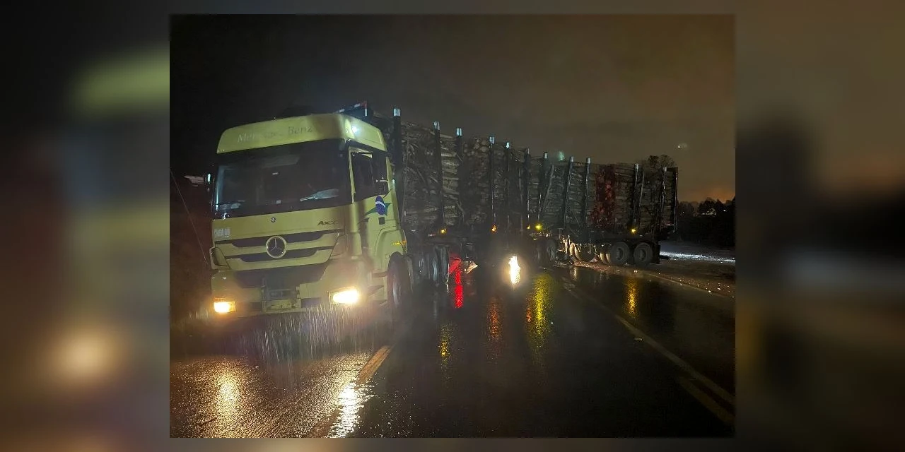 Motociclista fica gravemente ferido após colidir contra caminhão na PR-151, em Jaguariaíva