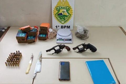 PM recupera motocicleta furtada, apreende armas e drogas em bairro de PG