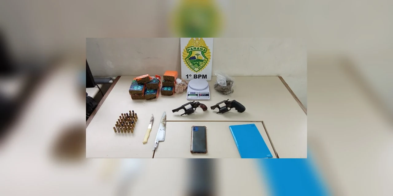 PM recupera motocicleta furtada, apreende armas e drogas em bairro de PG